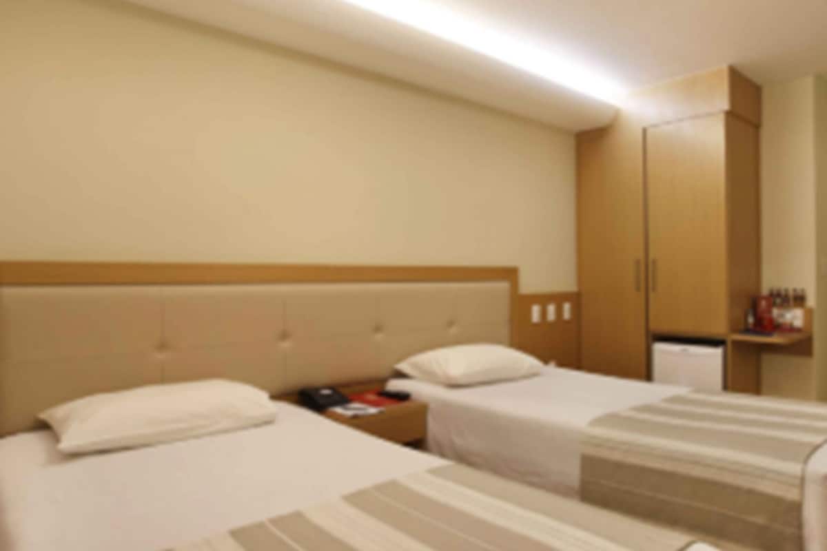 Minibar, in-room safe, laptop workspace, blackout curtains