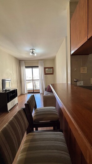Basic Apartment | Living area | 32-inch LCD TV with cable channels, TV - London Class Hotels (São Paulo)