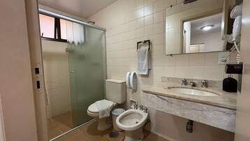 Basic Apartment | Bathroom | Shower, free toiletries, hair dryer, towels