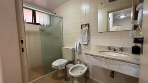 Basic Apartment | Bathroom | Shower, free toiletries, hair dryer, towels - London Class Hotels (São Paulo)