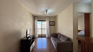Apartamento básico | Zona de estar | Televisión LCD de 32 pulgadas con canales por cable, una televisión