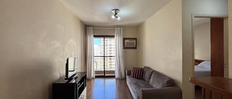 Departamento básico | Área de sala de estar | Televisión LCD de 32 pulgadas con canales por cable y televisión