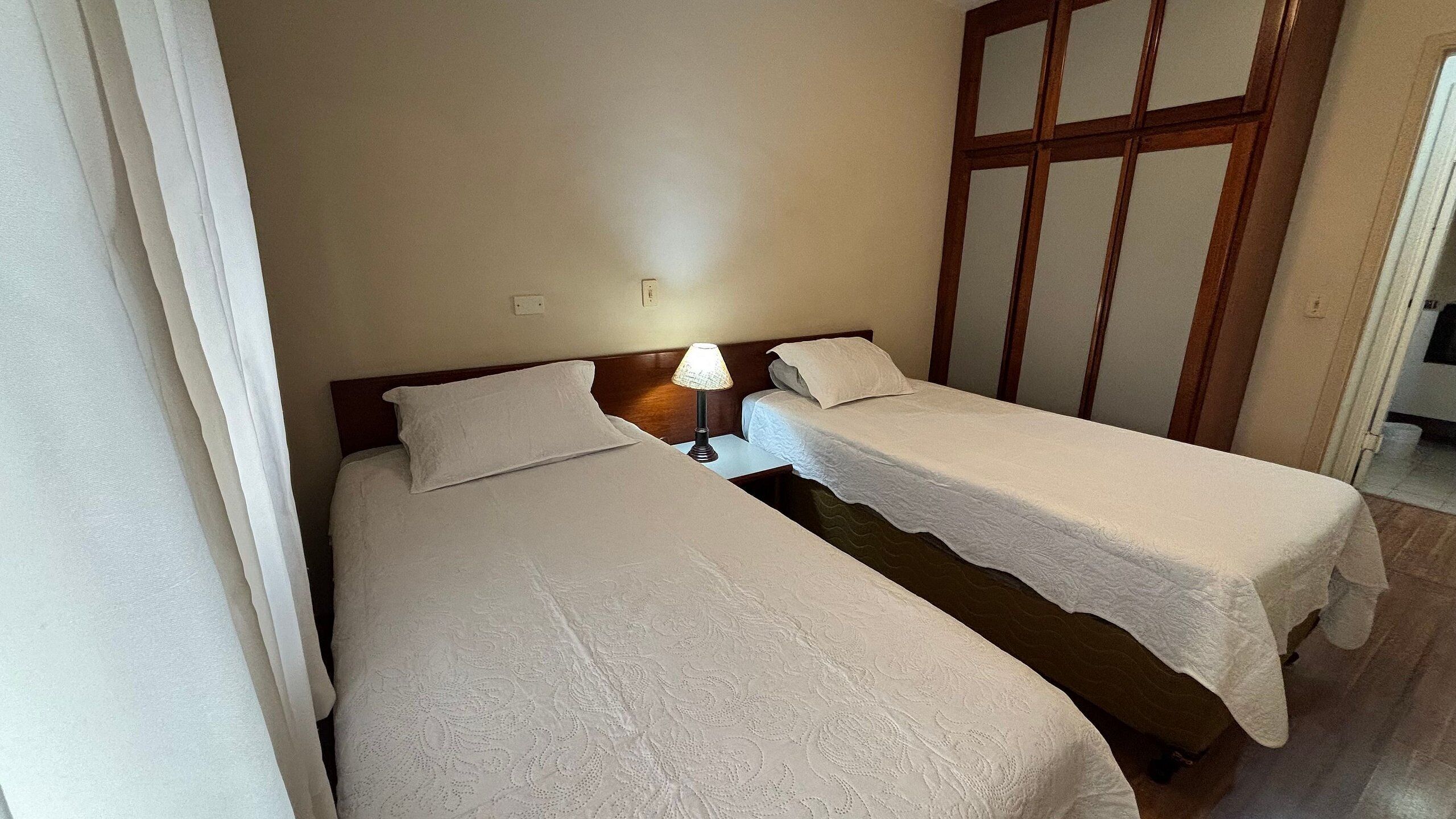 Apartamento básico | Frigobar, cofres nos quartos, berços grátis