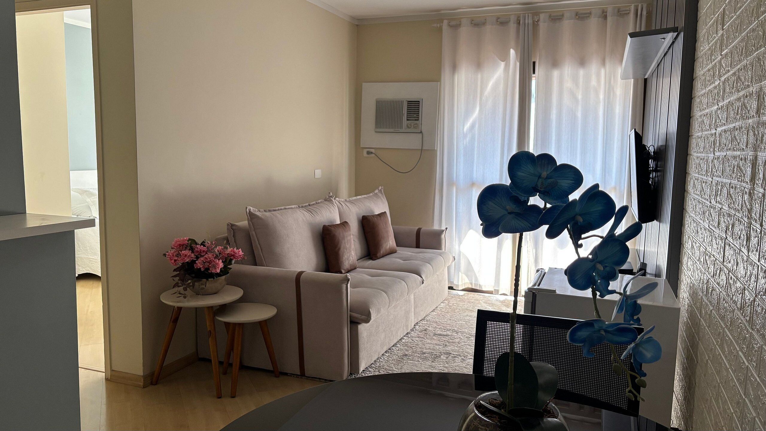 Departamento básico | Área de sala de estar | Televisión LCD de 32 pulgadas con canales por cable y televisión 