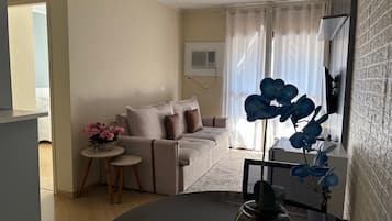Departamento básico | Área de sala de estar | Televisión LCD de 32 pulgadas con canales por cable y televisión