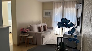Basic Apartment | Living area | 32-inch LCD TV with cable channels, TV - London Class Hotels (São Paulo)