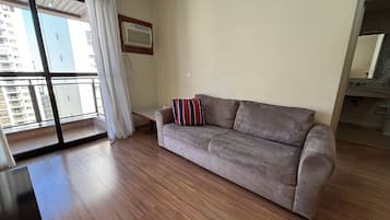 Apartamento básico | Área de estar | TV LCD 32 polegadas com canais a cabo, TV