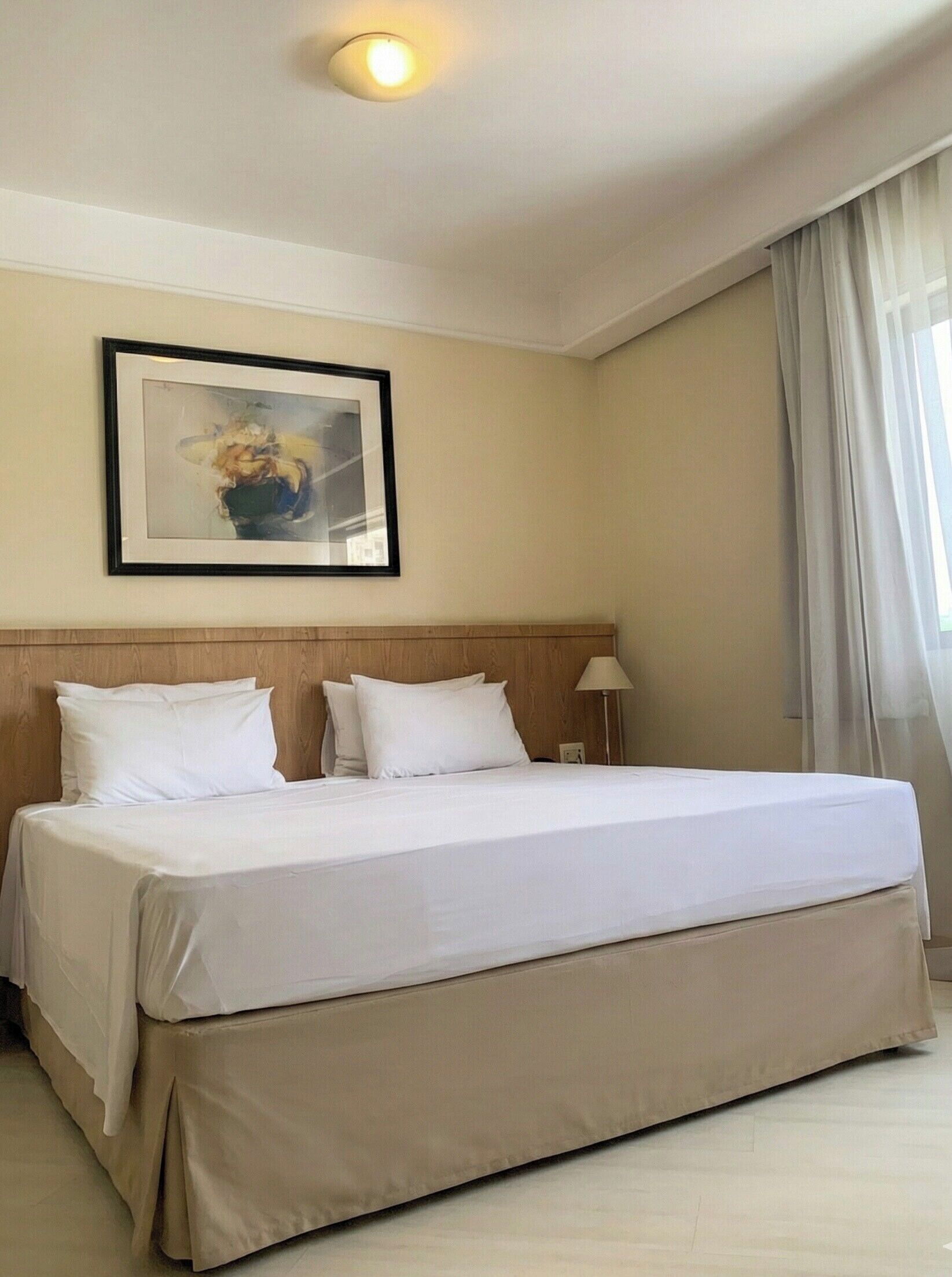 Dobbeltrom | Minibar, safe på rommet, skrivebord og lydisolert