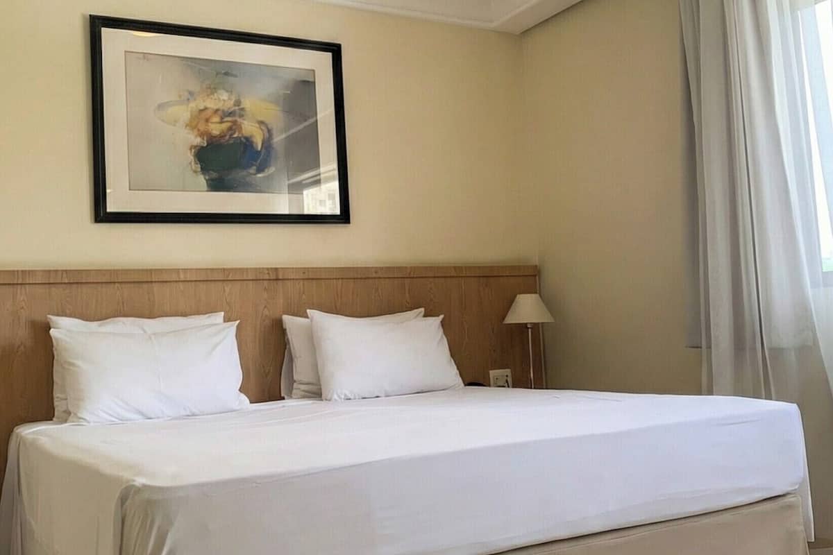 Dobbeltrom | Minibar, safe på rommet, skrivebord og lydisolert