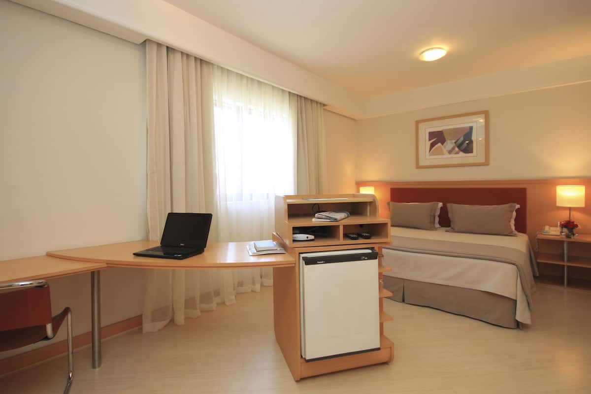 Doppelzimmer | Minibar, Zimmersafe, Schreibtisch, schallisolierte Zimmer