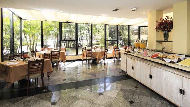 Un restaurant doté de grandes fenêtres, d’un comptoir de buffet et d’un sol carrelé.