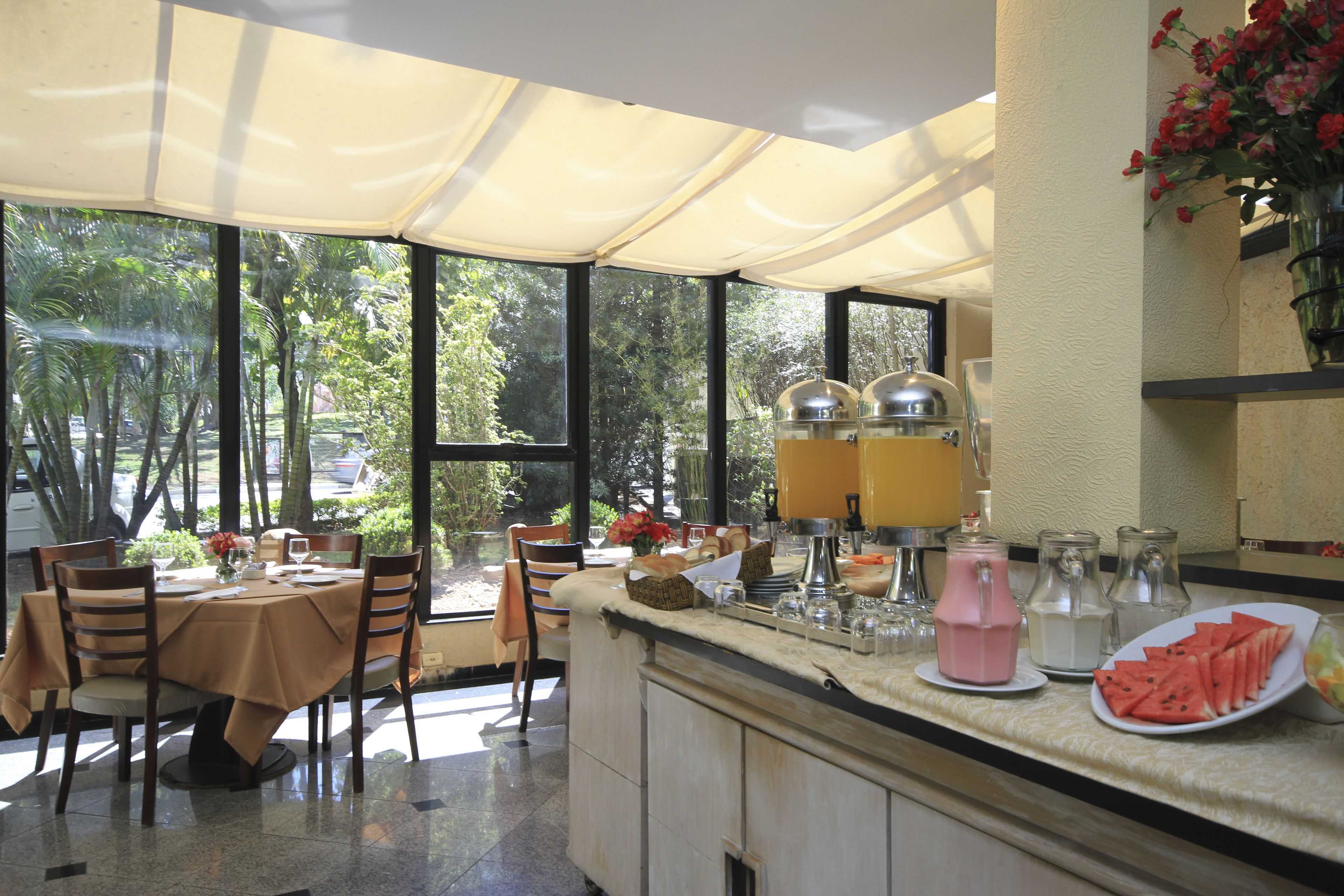 free daily full breakfast