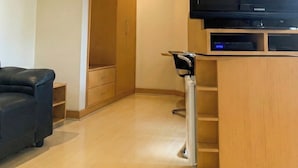 Un salon moderne doté d’un téléviseur à écran plat, de meubles en bois et d’une porte de placard coulissante.