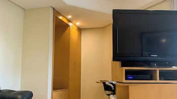 Twin Room | Minibar, in-room safe, desk, soundproofing
