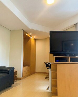 Twin Room | Minibar, in-room safe, desk, soundproofing - Bienal Suítes Ibirapuera (São Paulo)