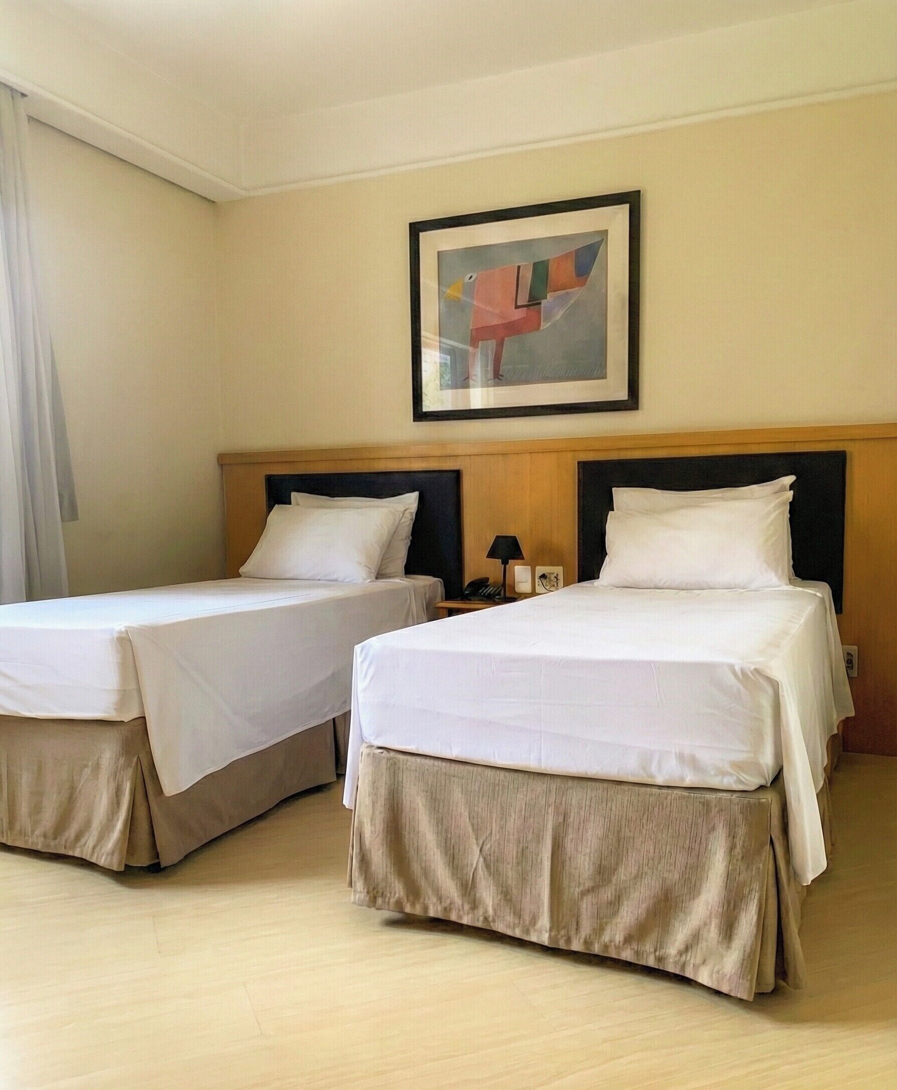 Tomannsrom | Minibar, safe på rommet, skrivebord og lydisolert