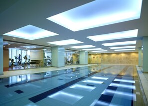 Una piscina cubierta (de 05:30 a 23:00), tumbonas