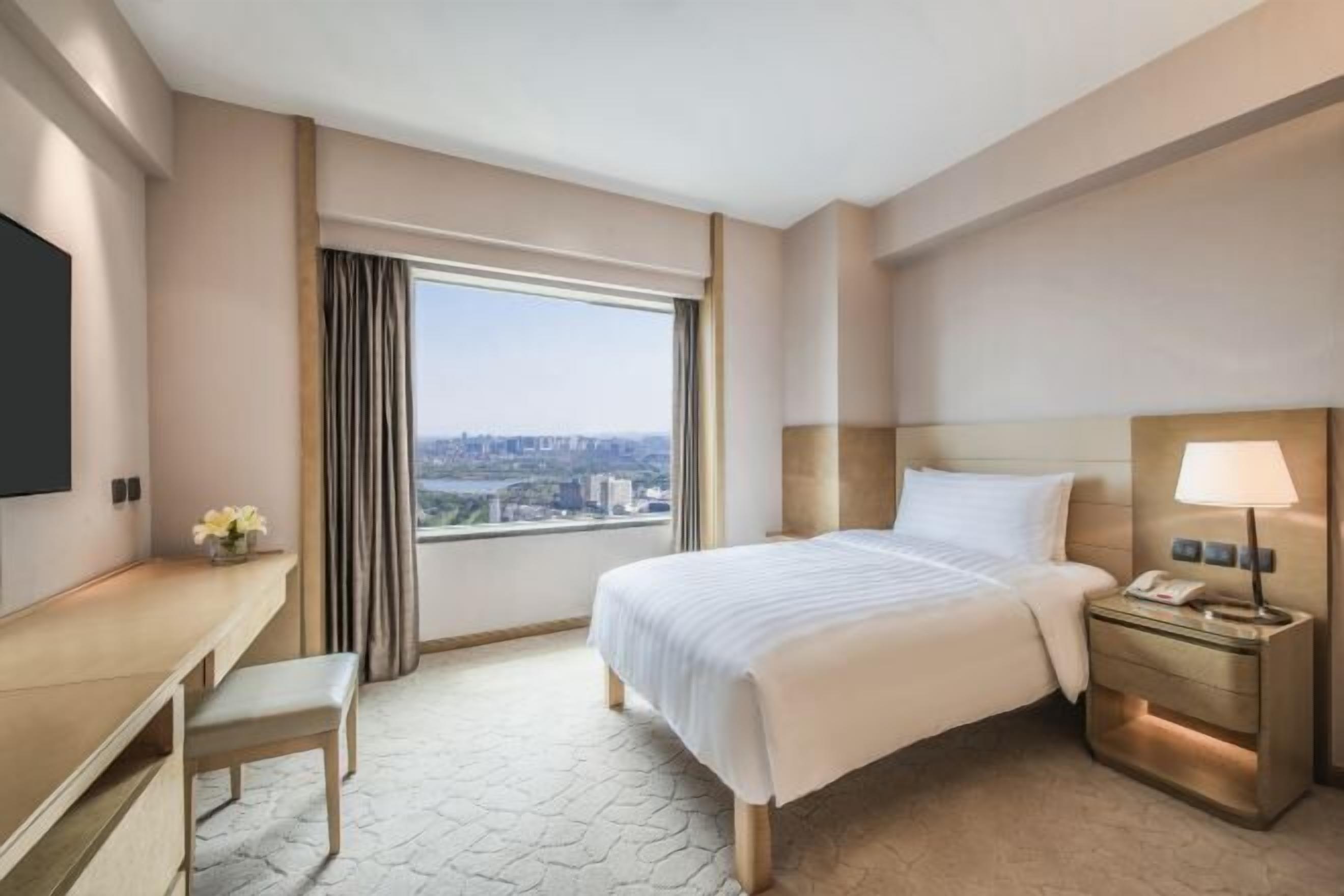 Een minibar, een kluis op de kamer, een bureau, een laptopwerkplek
