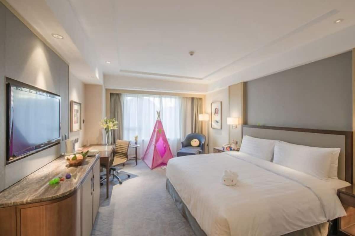 Minibar, in-room safe, desk, laptop workspace