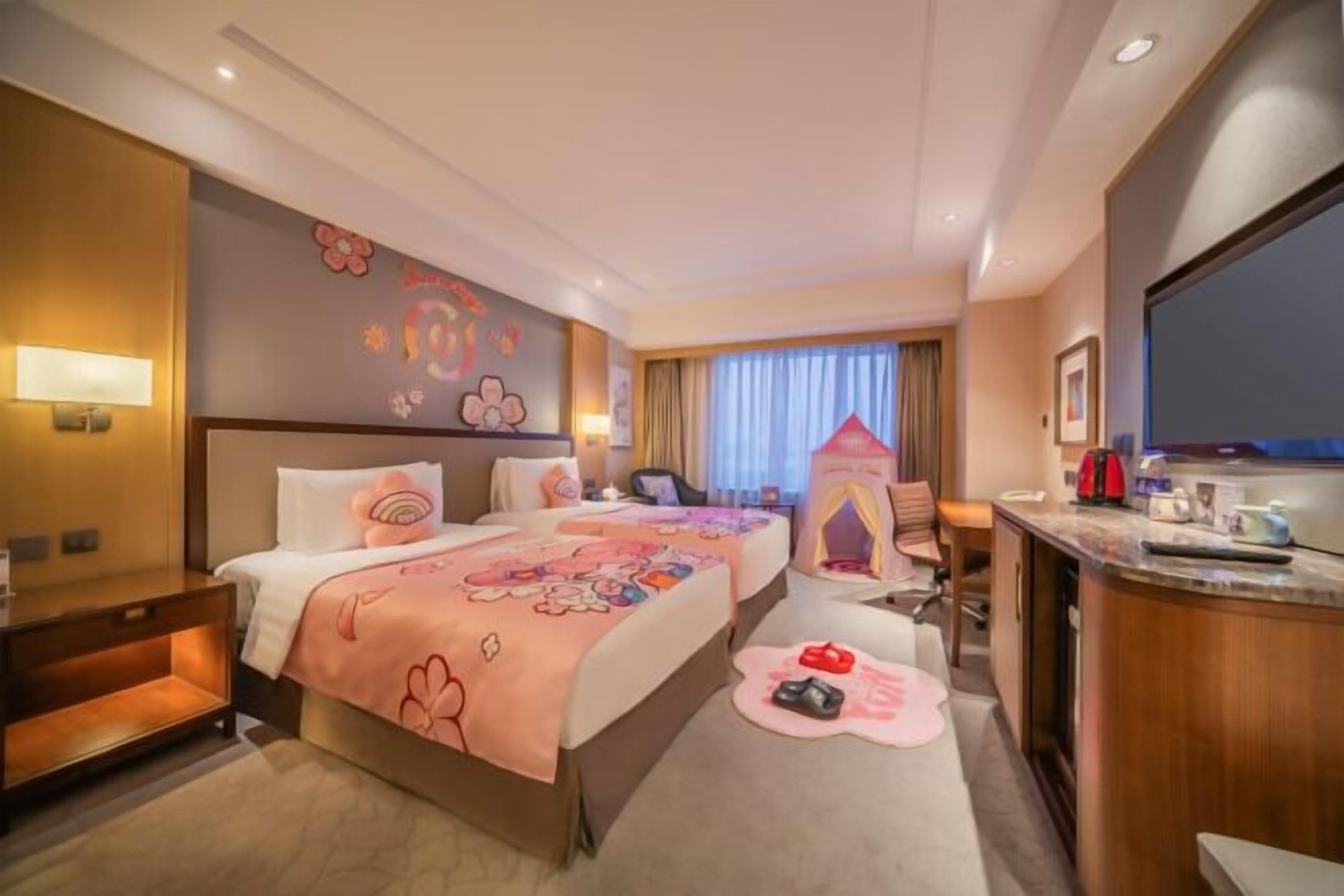 Een minibar, een kluis op de kamer, een bureau, een laptopwerkplek