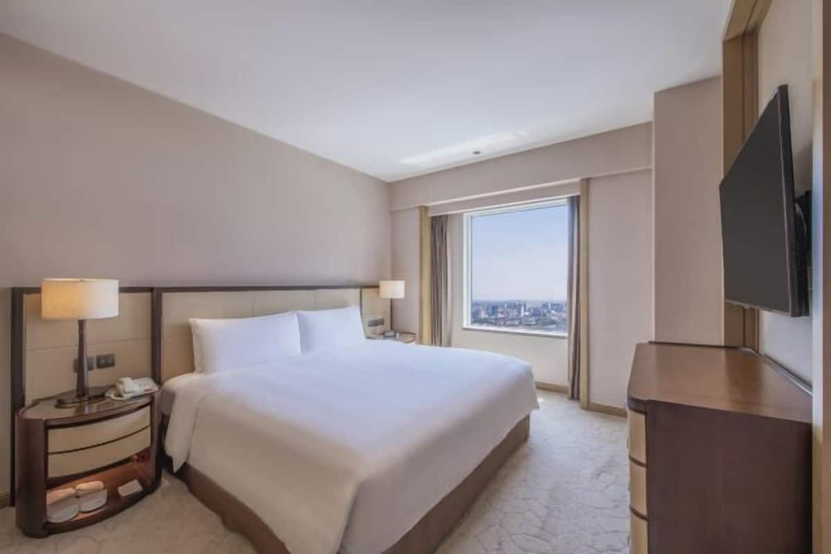 Minibar, in-room safe, desk, laptop workspace