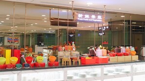 Un mostrador de comida con un letrero que dice 'Fresh Fruits and Vegetables'.