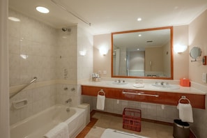 Combined shower/tub, rainfall showerhead, free toiletries, hair dryer