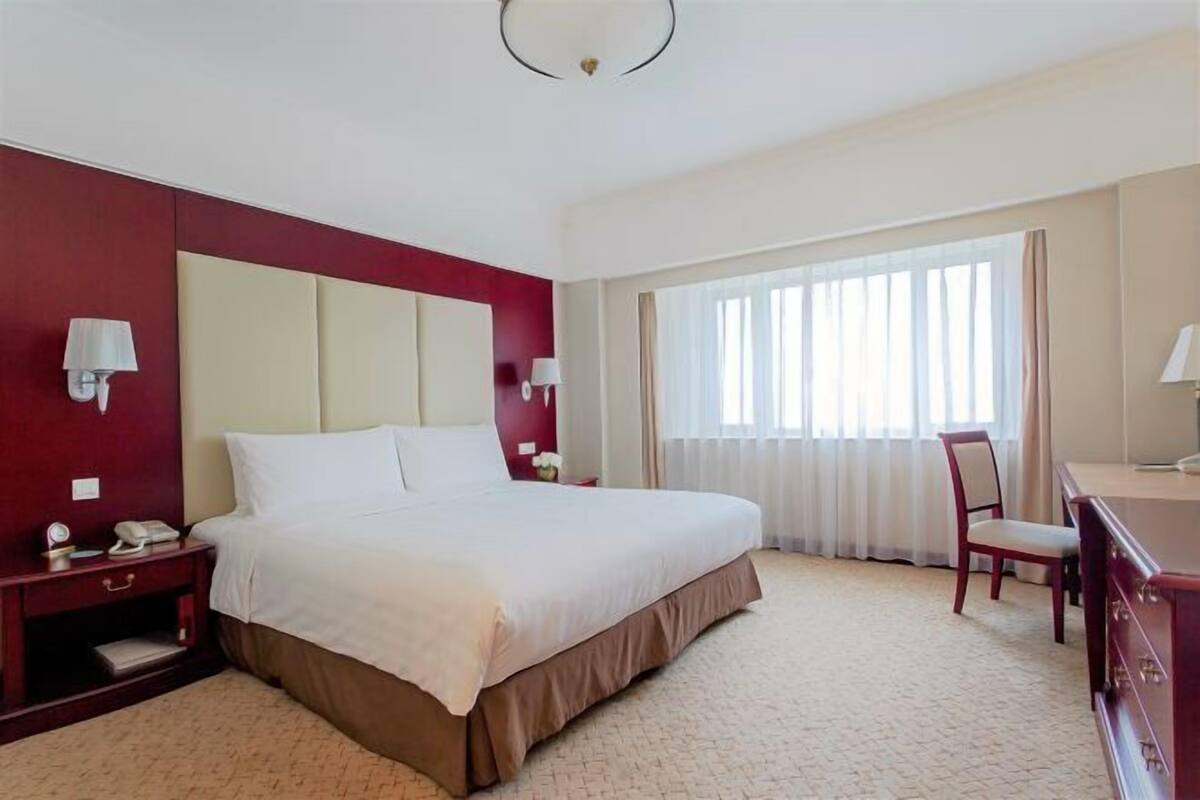 1 bedroom, premium bedding, down comforters, pillowtop beds