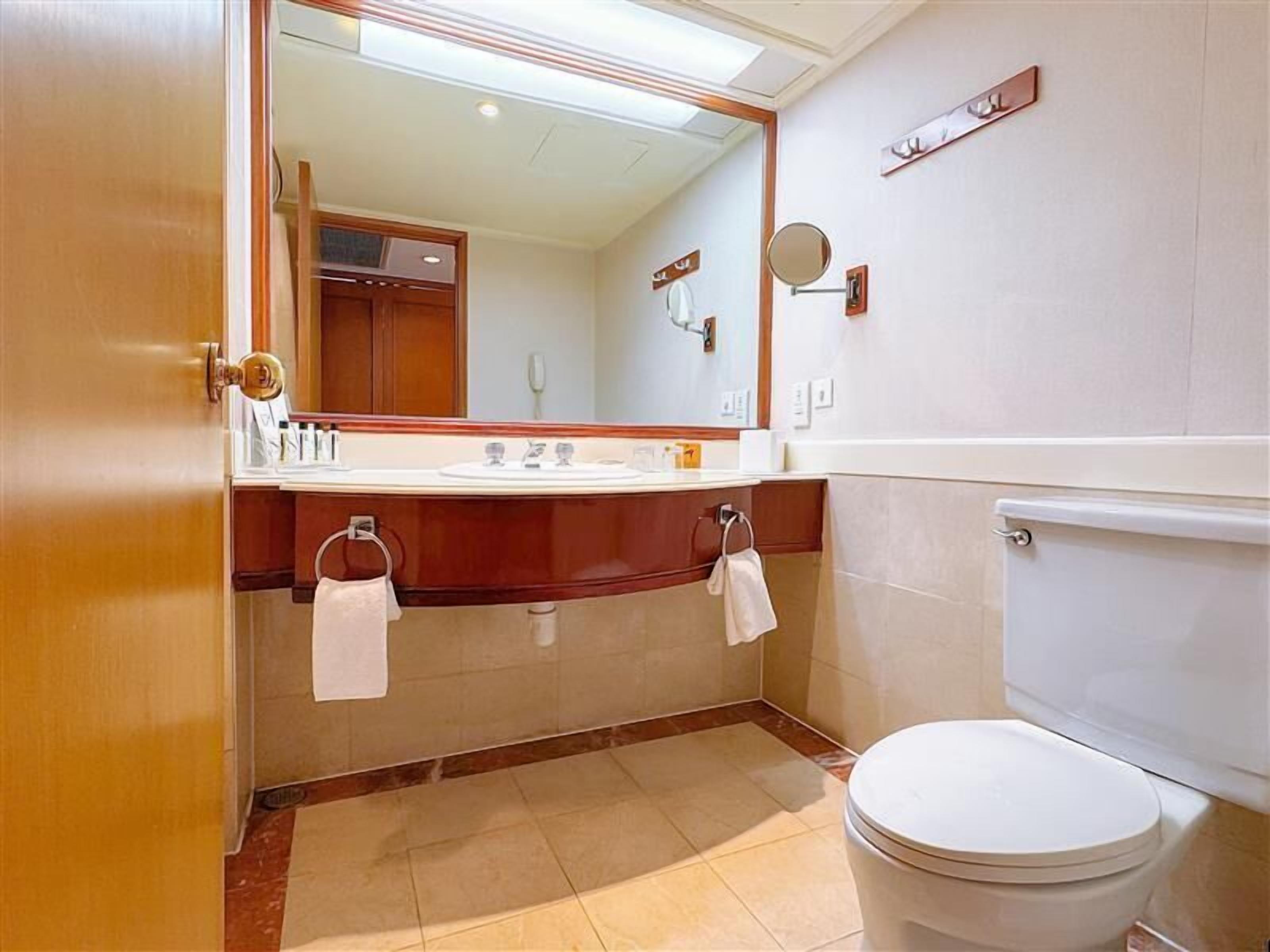 combined shower/bathtub, rainfall showerhead, free toiletries