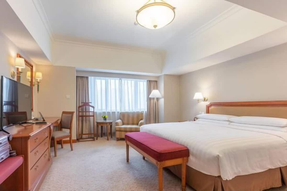 1 bedroom, premium bedding, down comforters, pillowtop beds