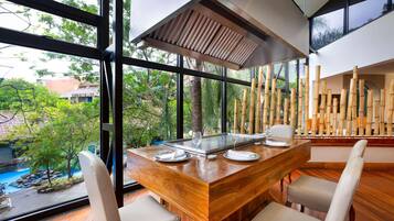 Se sirven comidas, cenas y cocina internacional con vista a la alberca