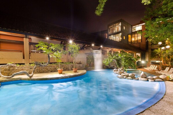 Outdoor pool, sun loungers