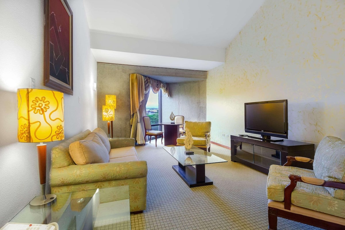 Suite, 1 Bedroom, Non Smoking | Premium bedding, Select Comfort beds, in-room safe, desk