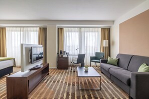 Junior Apartment | Hypo-allergenic bedding, in-room safe, desk, laptop workspace