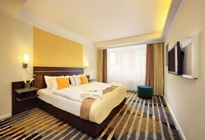 防过敏的被褥、客房内保险箱、办公桌、笔记本电脑工作区