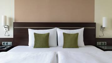 Ropa de cama hipoalergénica y caja de seguridad en la habitación