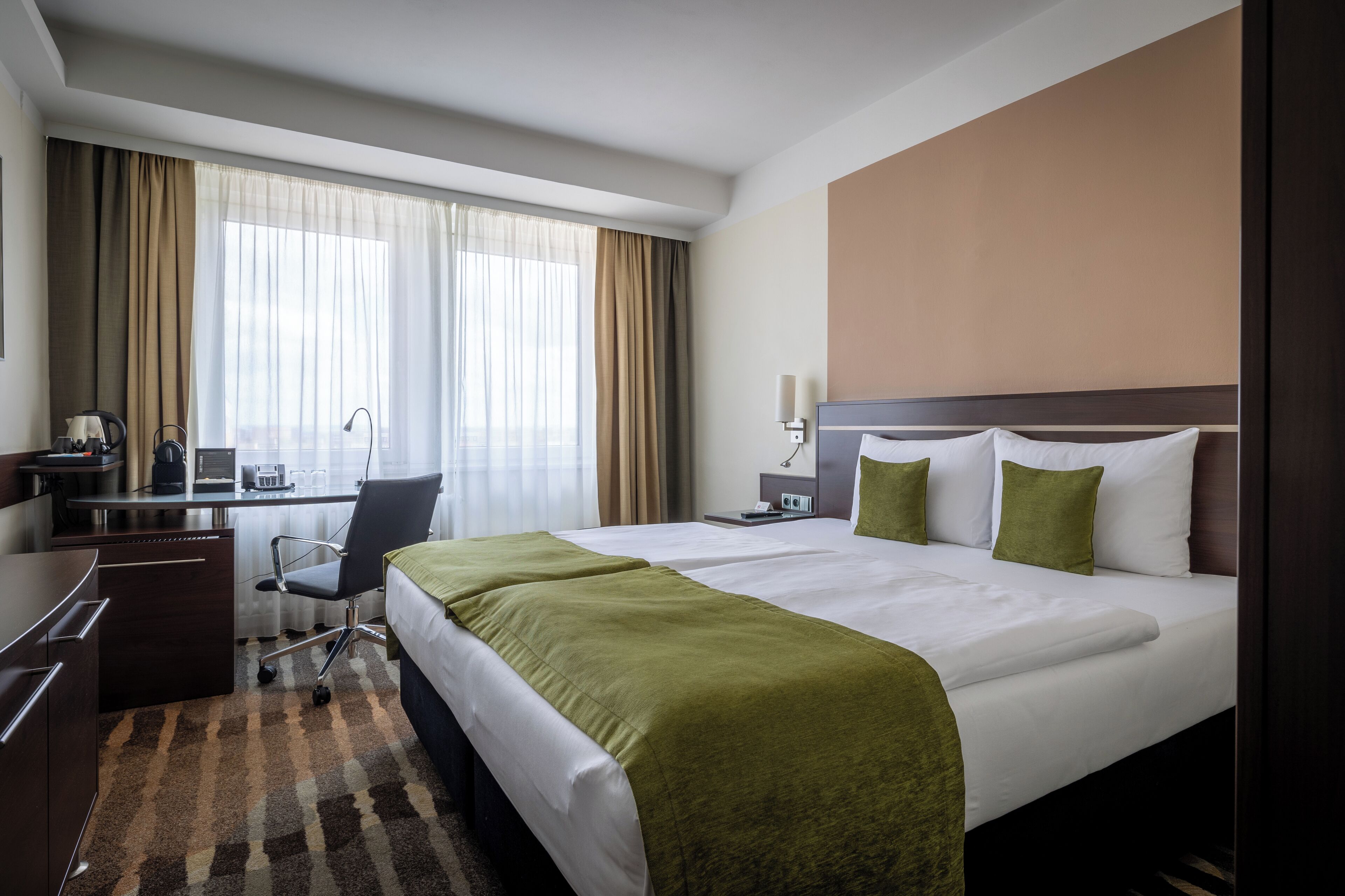 executive double room | hypo-allergenic bedding, in-room safe, desk, laptop workspace