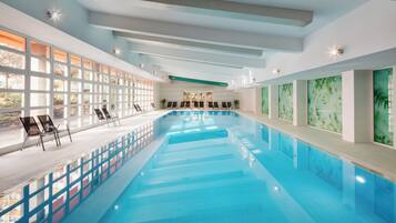 Una piscina cubierta