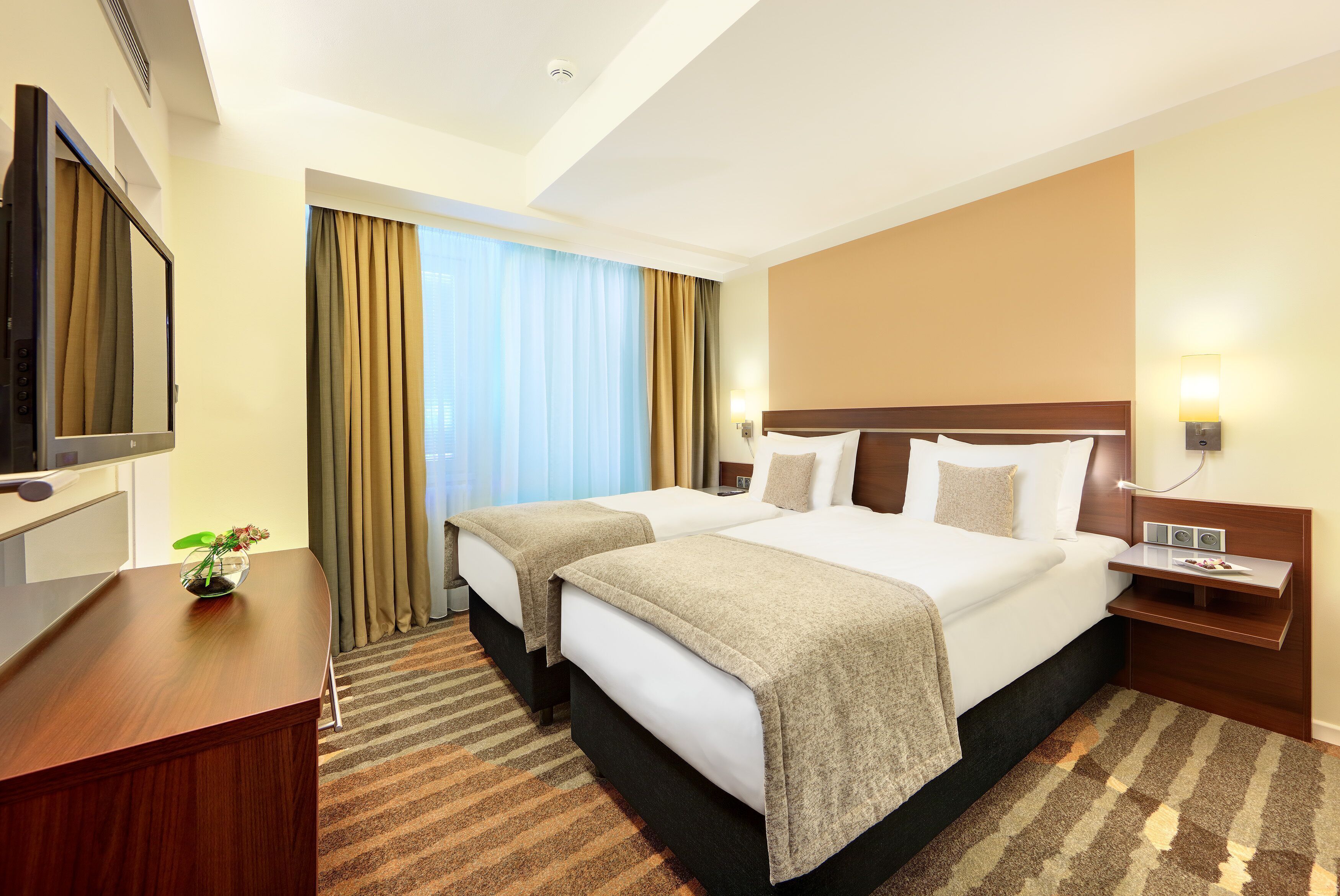 Ropa de cama hipoalergénica y caja de seguridad en la habitación 