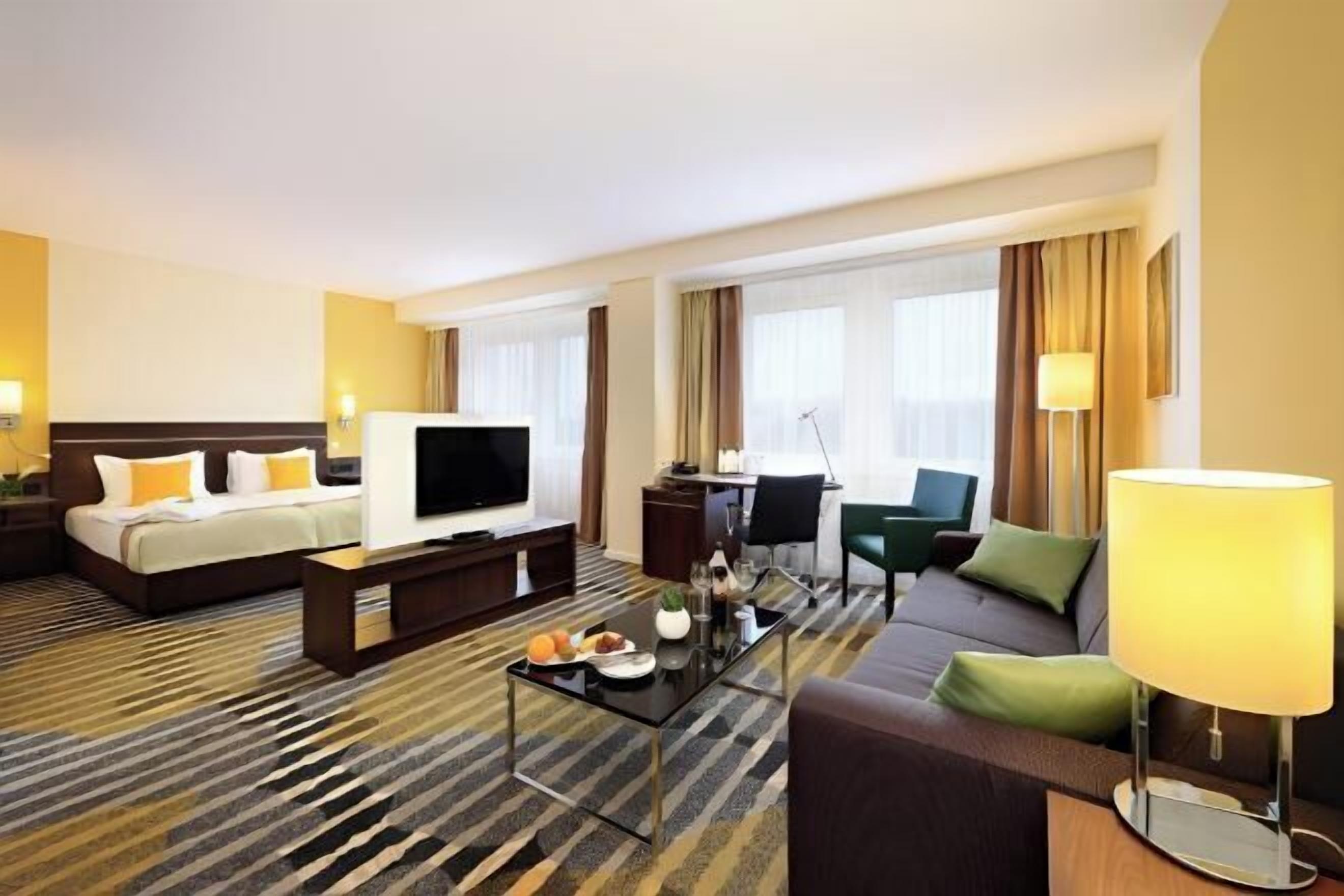 บริเวณนั่งเล่น | ทีวีจอแบน 127 ซม. พร้อมช่องดาวเทียม