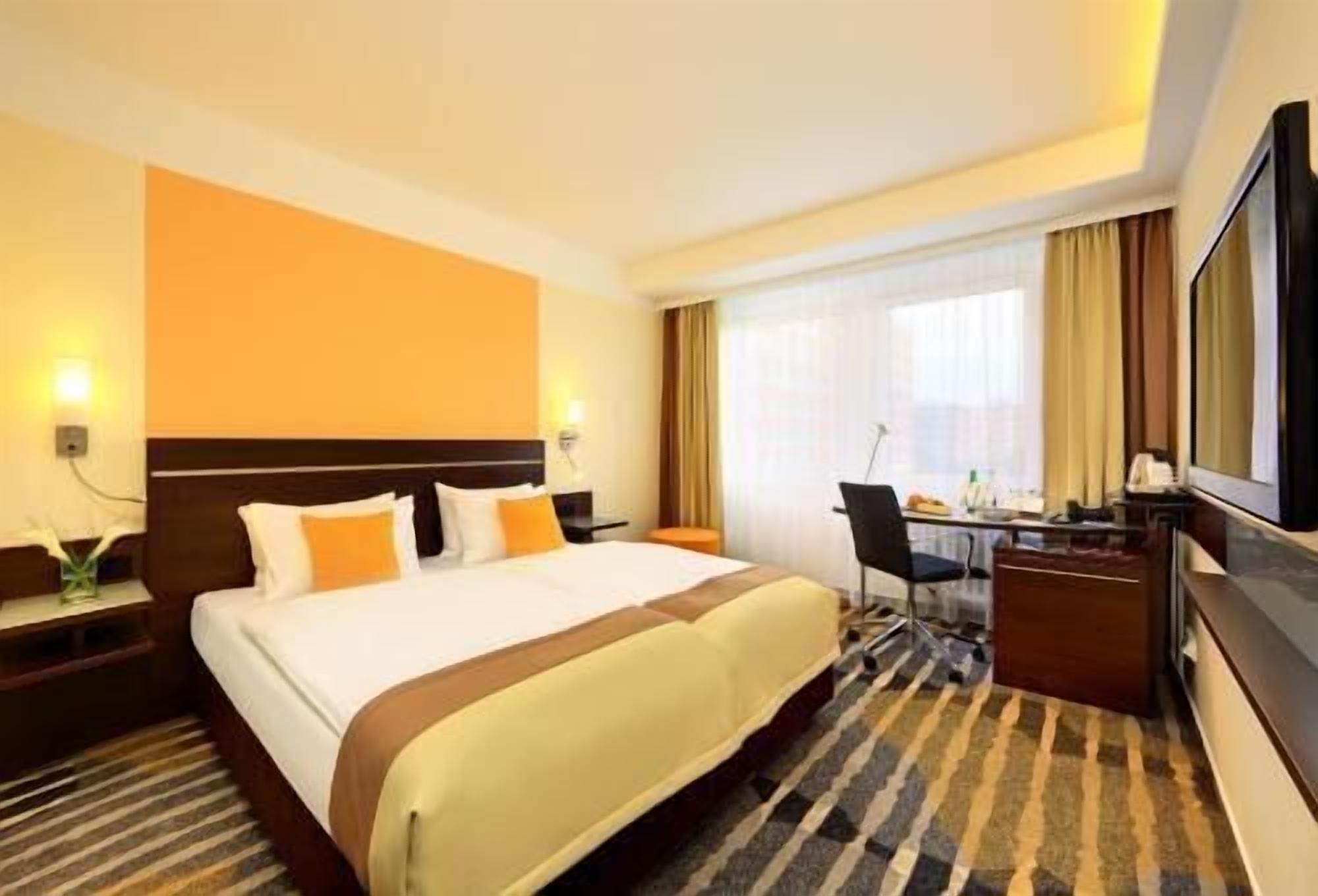 Ropa de cama hipoalergénica y caja de seguridad en la habitación 