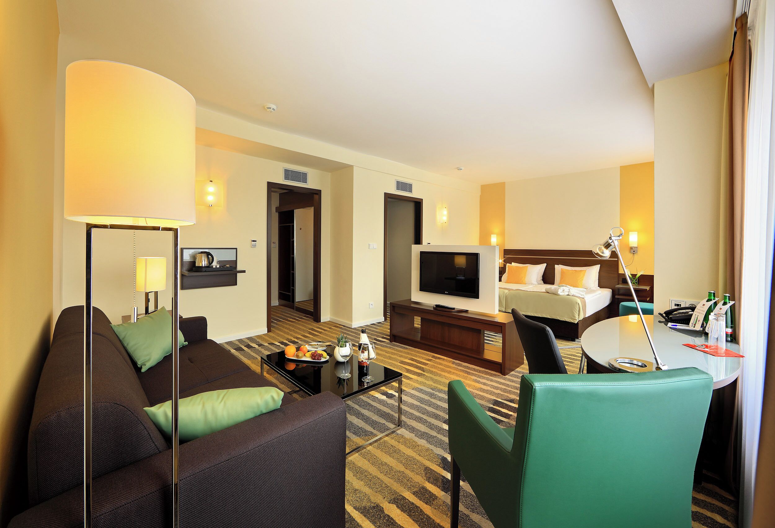 低過敏寢具、客房內保險箱、書桌、筆電工作空間