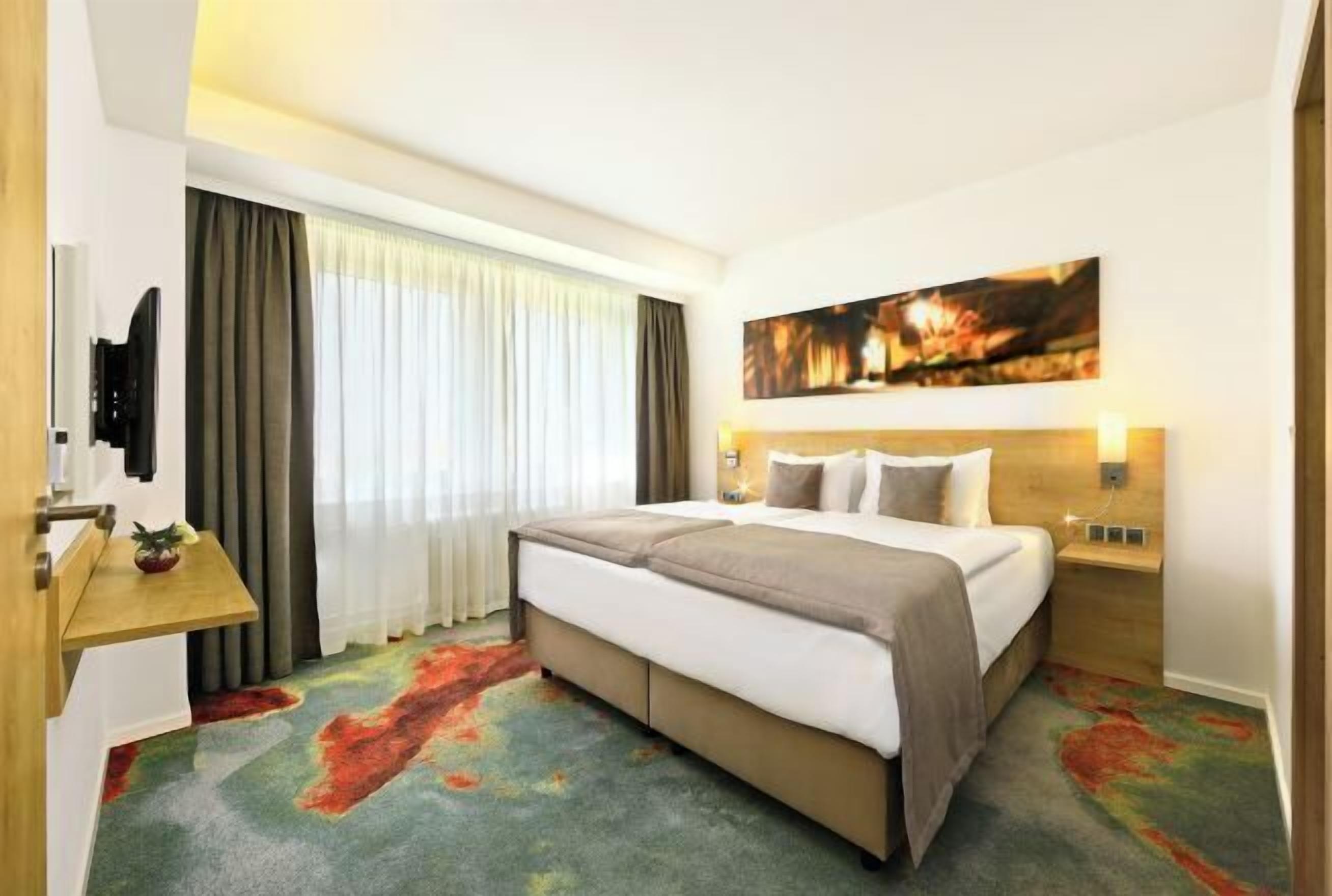 Hypo-allergenic bedding, in-room safe, desk, laptop workspace