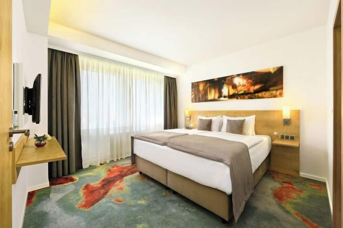 Hypo-allergenic bedding, in-room safe, desk, laptop workspace