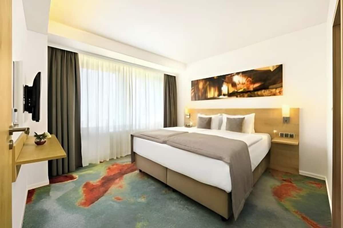 Roupas de cama antialérgicas, cofres nos quartos, escrivaninha