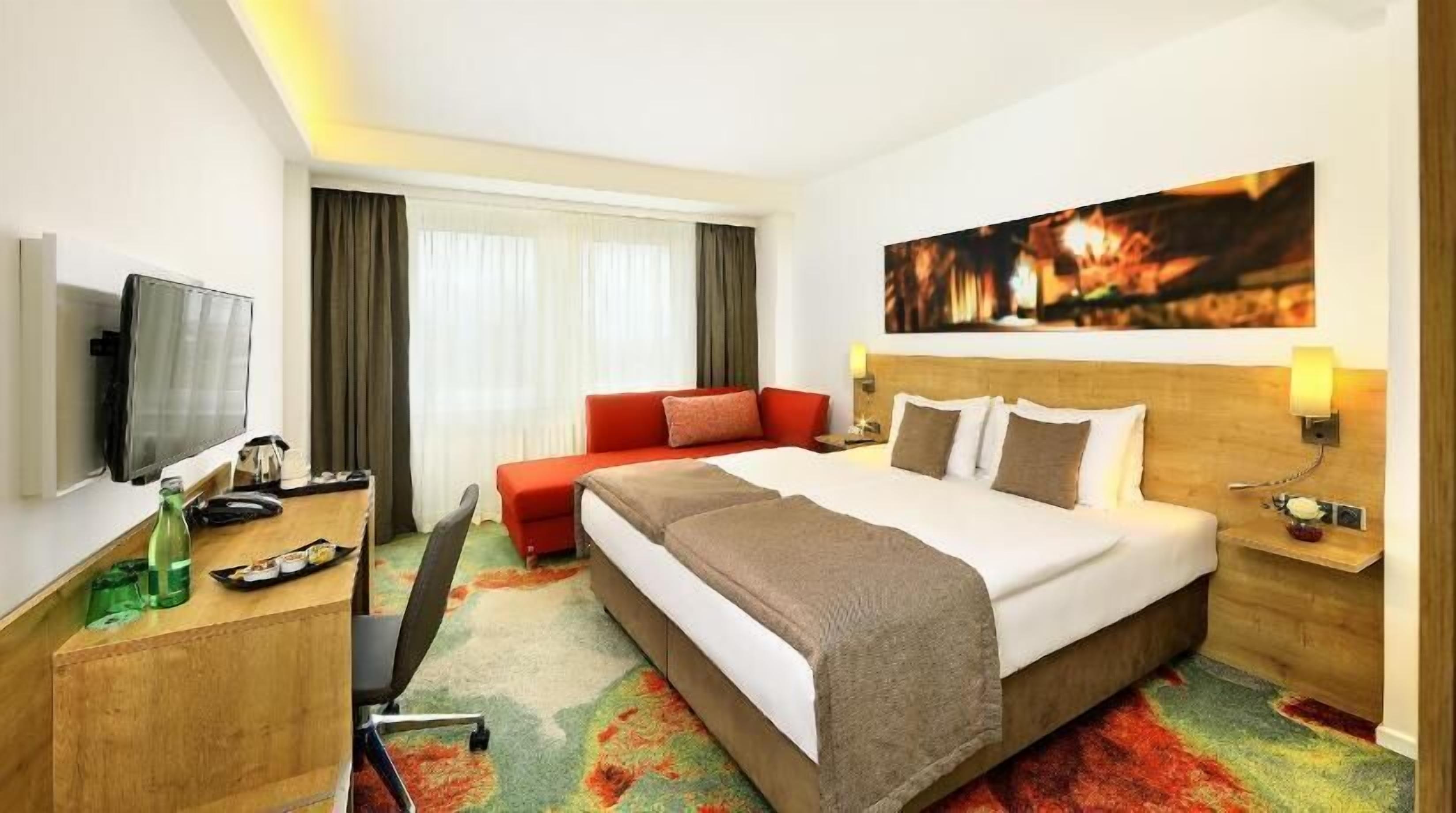 Ropa de cama hipoalergénica y caja de seguridad en la habitación 