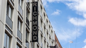 Rakennuksessa on kyltti, jossa lukee ”RICHMOND”.