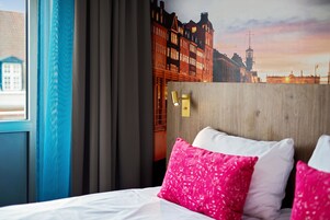 客房内保险箱、特色装修、办公桌、笔记本电脑工作区