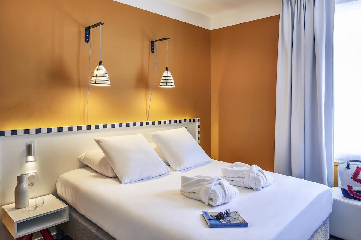 Classic Room, 1 Queen Bed | Minibar, in-room safe, desk, soundproofing