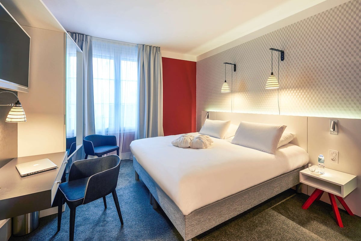 Minibar, caixa forta a l'habitació i escriptori